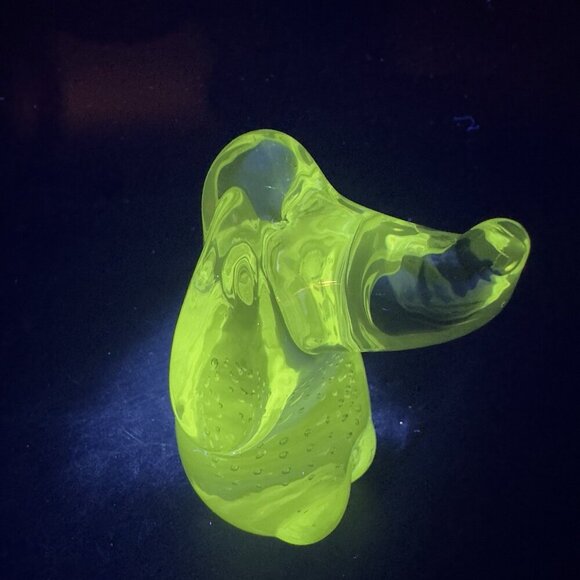 Clear Hound Dog Figurine Paperweight Manganese 365nm Green UV Glow Small Bubbles - Picture 3 of 12